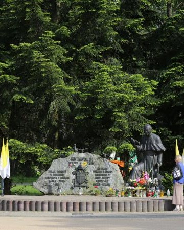 Deptak i fontanna ze słoniami